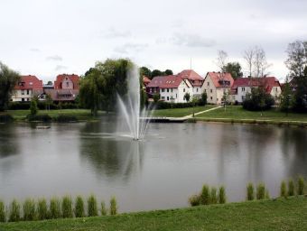 Springbrunnen vor Häusern - 1.000 Teile (Puzzle)