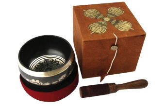 Geschenkset Doppeldorje mit schwarzer Klangschale (650 g) mit Ornamenten, Ring zum Aufstellen, Holz-