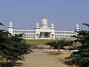 Suvarna Vidhana Soudha - 1.000 Teile (Puzzle)