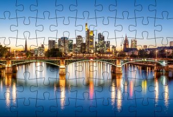 Puzzle-Postkarte Frankfurt am Main, Motiv: Syline mit Main und Brücke im Vordergrund