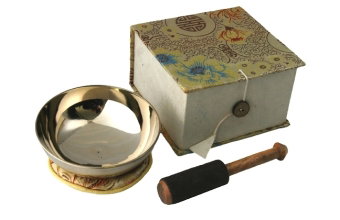 Klangschale flach (300g), mit Unterlage, Klöppel, Geschenkkarton mit Stoffbezug